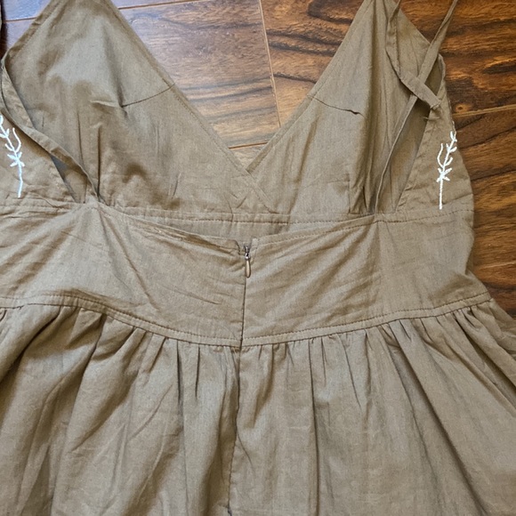 Beautiful brown vacation dress with white embroidery in size M - Picture 4 of 11
